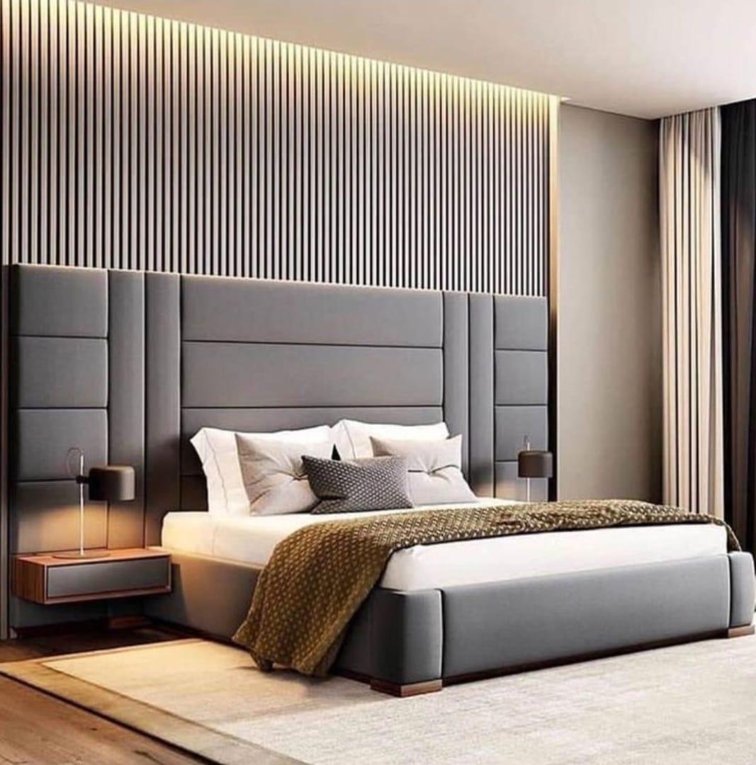 Chambre luxueuse avec tête de lit capitonnée